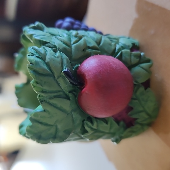 8 raised fruit style Napkins ring set - Picture 2 of 5